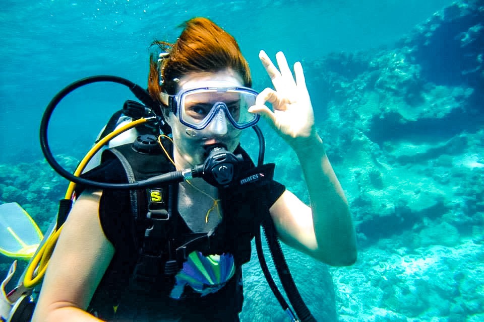 femme plongée sous marine