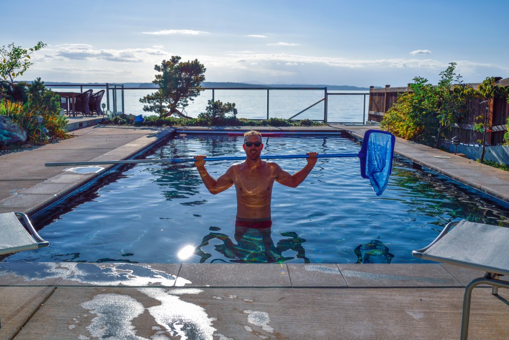 homme entretien piscine