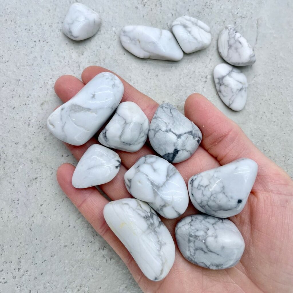 Bienfaits apaisants de la howlite en lithothérapie