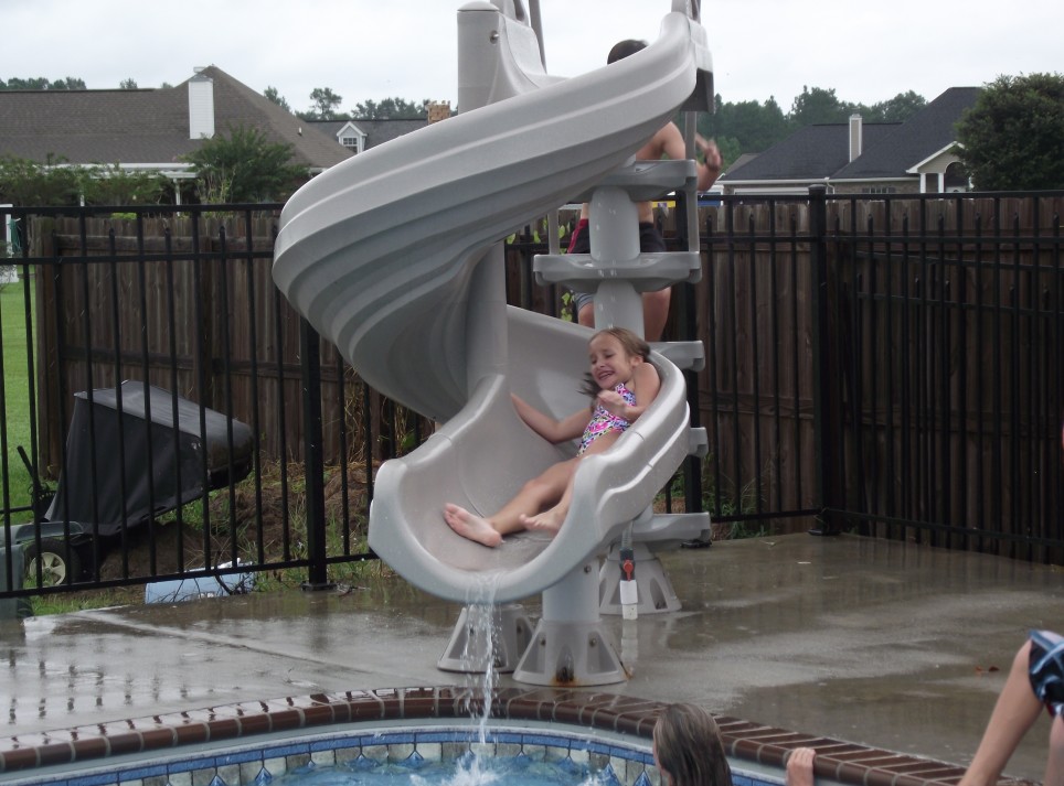 petite fille sur toboggan