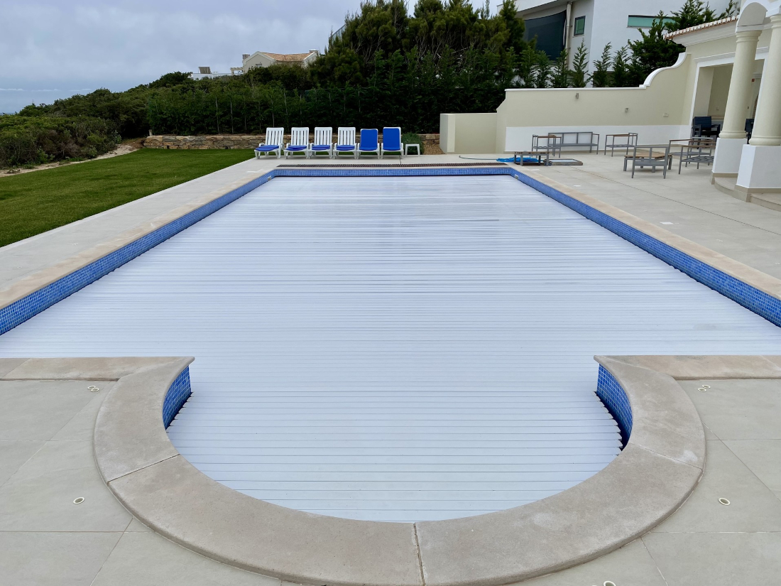 piscine avec couverture électrique